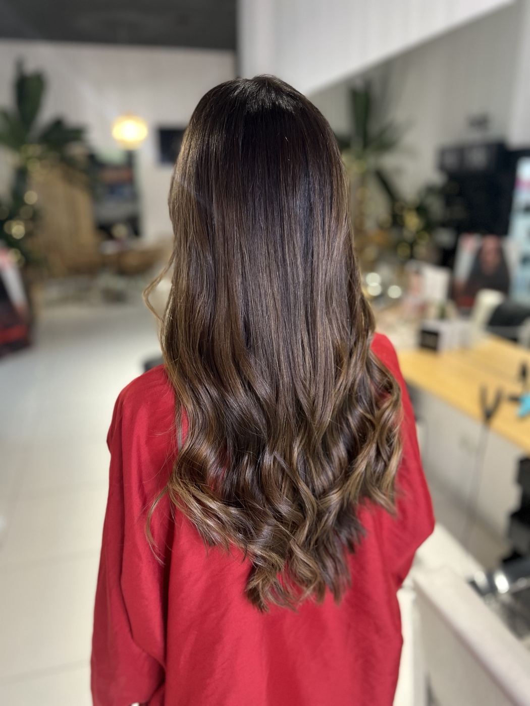 Melena castaña chocolate con brillo y ondas suaves, ALON Estilistas
